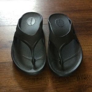 NWT, OOFOS Original Black Rubber Recovery Comfort Thong Sandals Size 9 Women